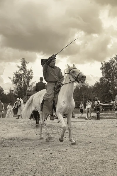 Cavaler medieval călare — Fotografie, imagine de stoc