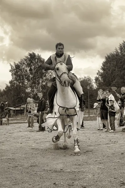 Cavaler medieval călare — Fotografie, imagine de stoc