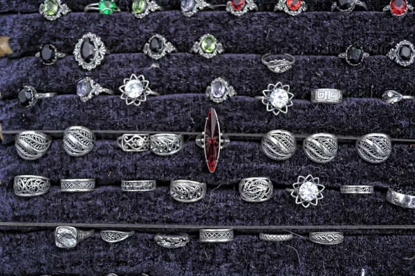 Zilveren ringen te koop — Stockfoto