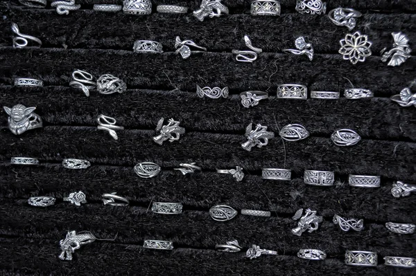Zilveren ringen te koop — Stockfoto