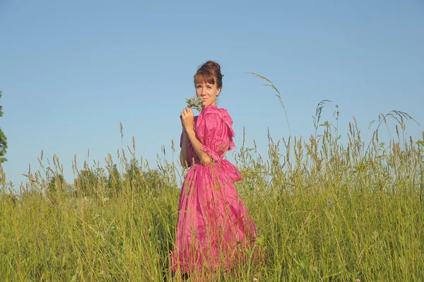 Menina bonita no campo — Fotografia de Stock