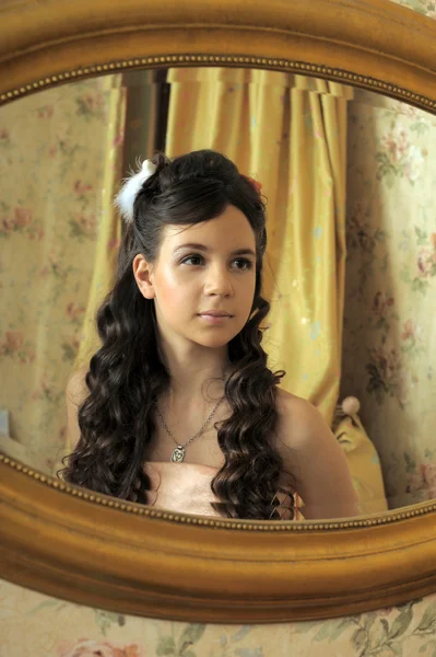 Girl in front of mirror — Stock Photo, Image