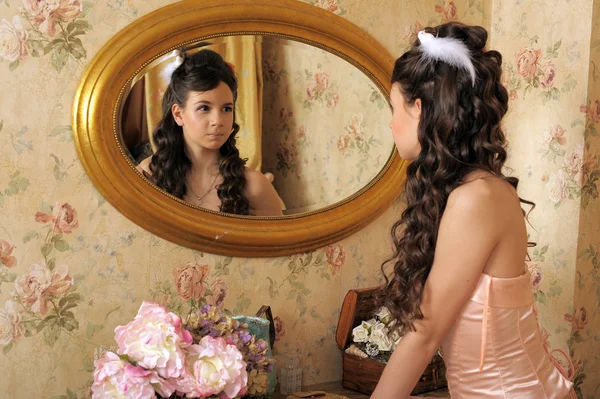 Girl in front of mirror — Stock Photo, Image