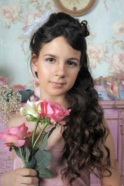 Schönes Mädchen mit einem Strauß Rosen — Stockfoto