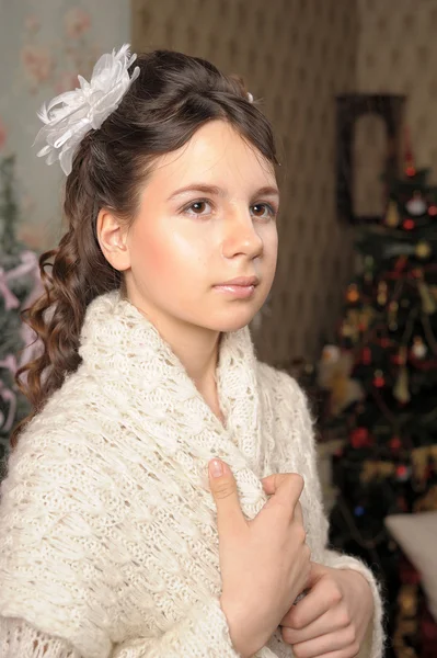 Vacker flicka i en vit sjal — Stockfoto
