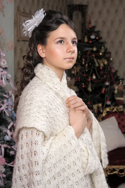 Belle fille dans un châle blanc — Photo