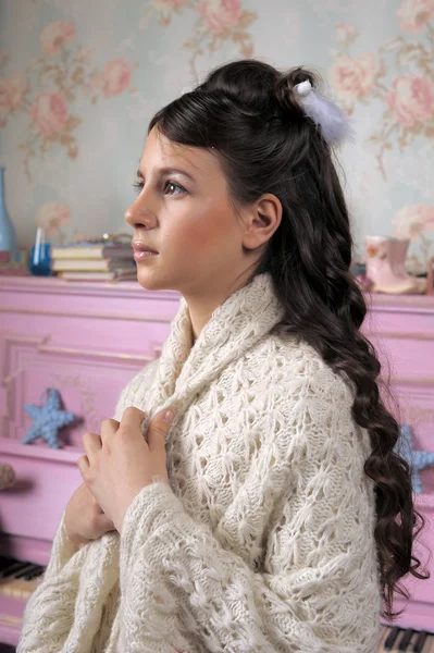 Bella ragazza vicino a un pianoforte rosa — Foto Stock