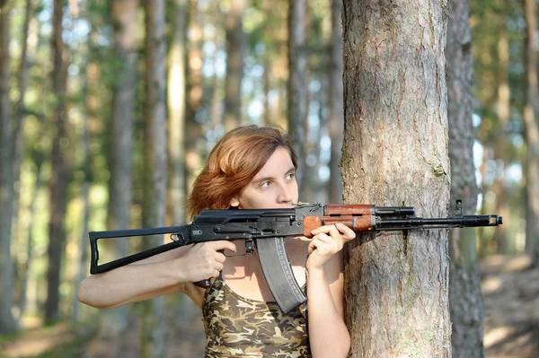 Retrato de una chica con el AKS-74 — Foto de Stock
