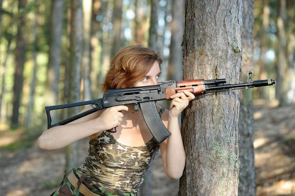 Retrato de uma menina com o AKS-74 — Fotografia de Stock