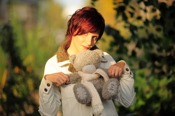 Femme avec l'ours en peluche — Photo