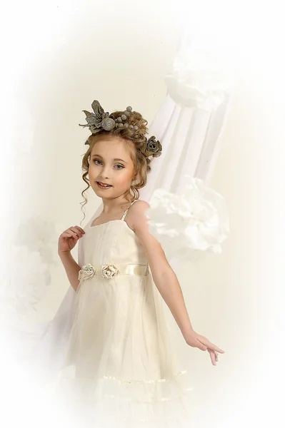 Bella bambina su uno sfondo bianco — Foto Stock