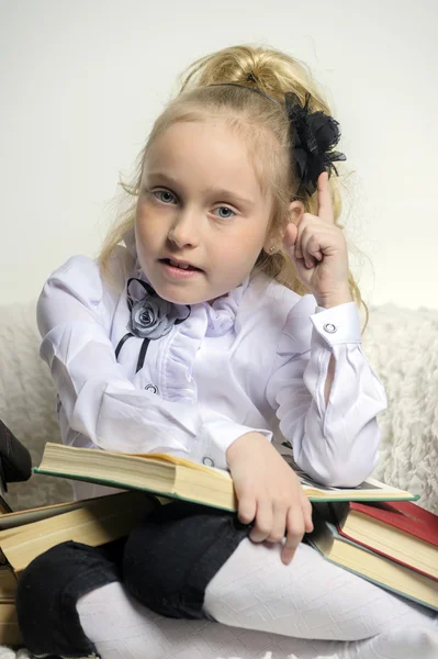 Menina com um monte de livros — Fotografia de Stock