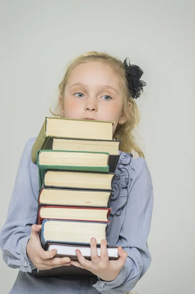 Дівчина з великою кількістю книг — стокове фото