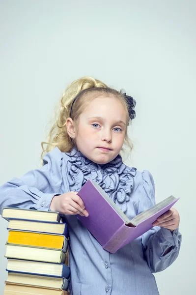 Chica con un montón de libros —  Fotos de Stock