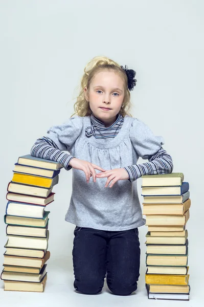 Tjej med en massa böcker — Stockfoto