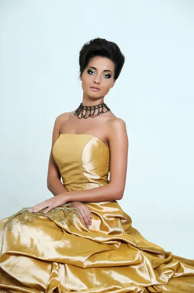 Meisje in een gouden jurk — Stockfoto