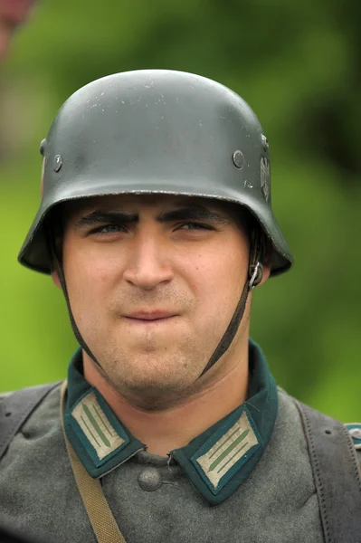 El hombre recreador de las hostilidades de la Segunda Guerra Mundial — Foto de Stock