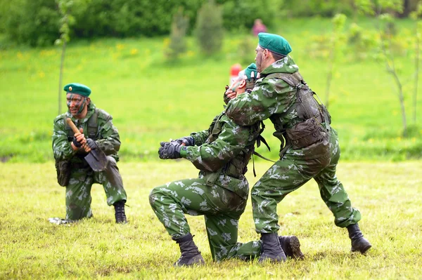 Russische soldaten op de demonstratie-oefeningen — Stockfoto