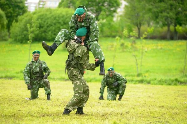 俄罗斯士兵在进行示范练习 — 图库照片