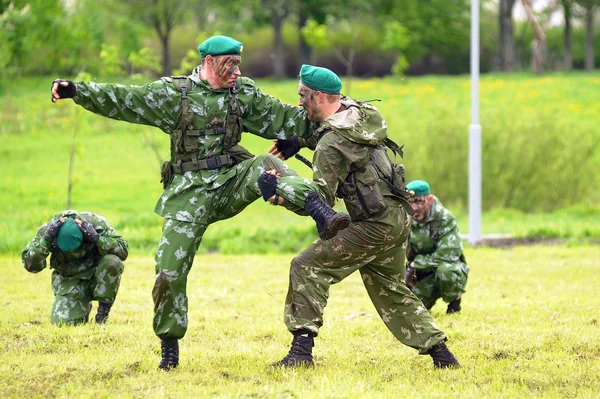 Russische soldaten op de demonstratie-oefeningen — Stockfoto