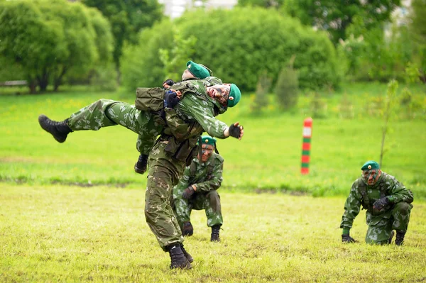 Soldados rusos en los ejercicios de demostración — Foto de Stock
