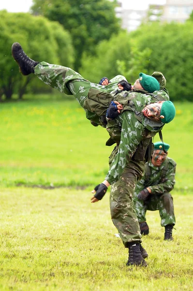 俄罗斯士兵在进行示范练习 — 图库照片