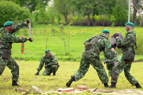俄罗斯士兵在进行示范练习 — 图库照片