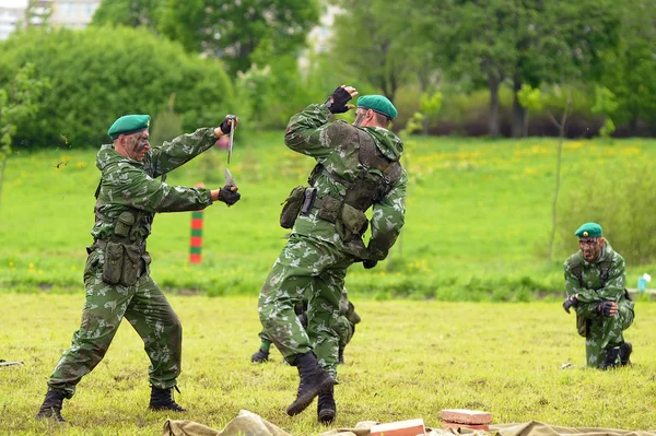 俄罗斯士兵在进行示范练习 — 图库照片