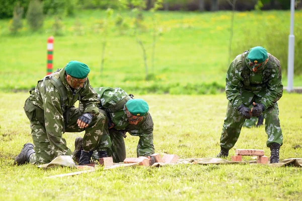 俄罗斯士兵在进行示范练习 — 图库照片