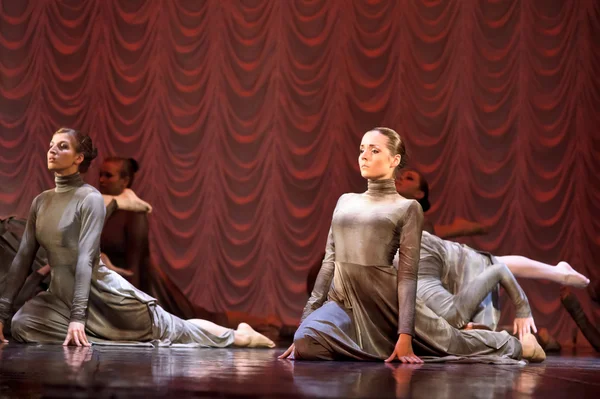 Women dancing on stage — Stock Photo, Image