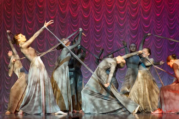 Mulheres dançando no palco — Fotografia de Stock