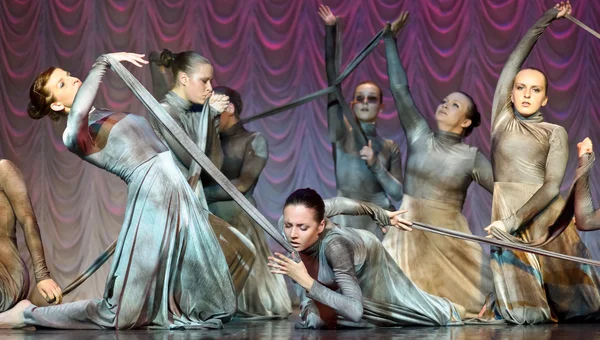 Donne che ballano sul palco — Foto Stock