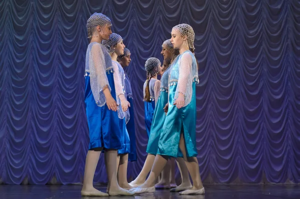 Kinderen dansen op het podium — Stockfoto