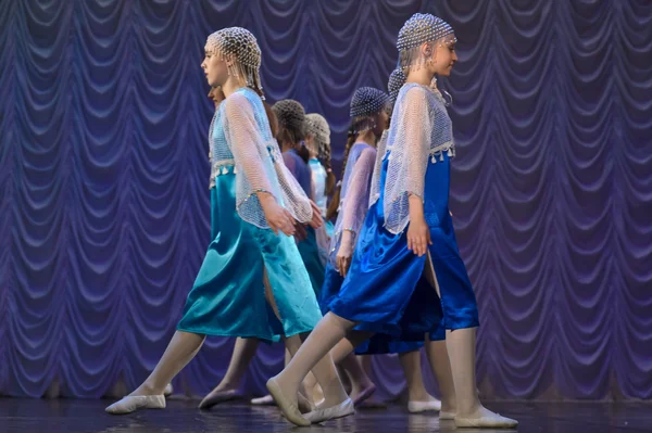 Children dancing on stage — Stock Photo, Image