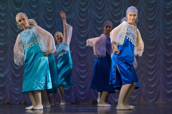 Children dancing on stage — Stock Photo, Image