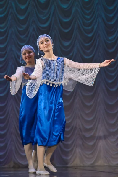 Kinderen dansen op het podium — Stockfoto