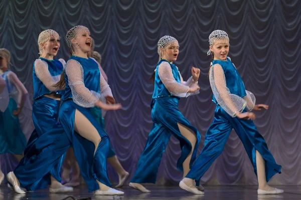 Kinderen dansen op het podium — Stockfoto
