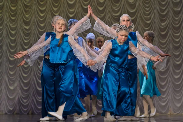 Дети танцуют на сцене — стоковое фото