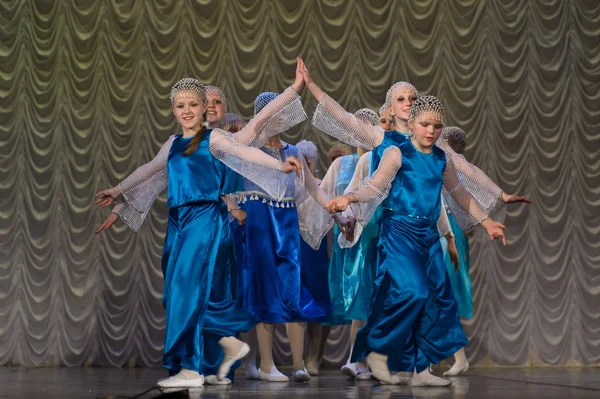 Barn som dansar på scen — Stockfoto