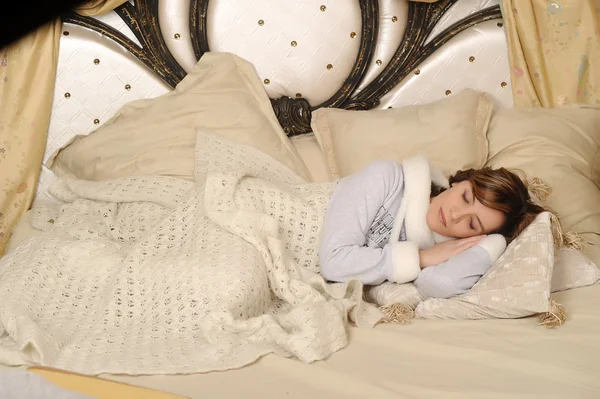 En kvinna som sover med en Nalle — Stockfoto