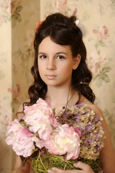 Retrato de una hermosa chica con flores — Foto de Stock