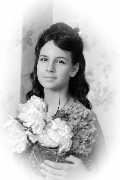 Retrato de una hermosa chica con flores — Foto de Stock