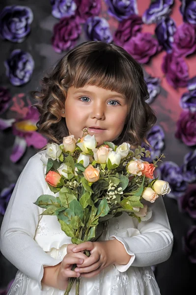 Vrij klein meisje op floral achtergrond — Stockfoto