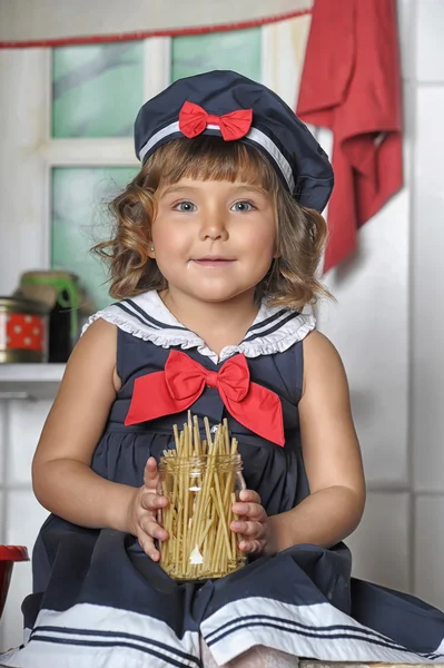 一个小女孩在厨房里的肖像 — 图库照片