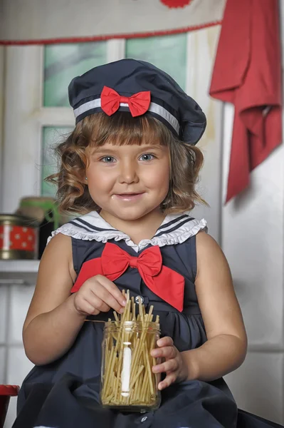 Mutfakta küçük bir kız portresi — Stok fotoğraf