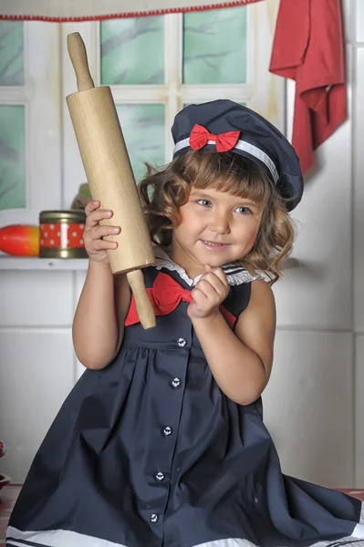 Retrato de uma menina na cozinha — Fotografia de Stock