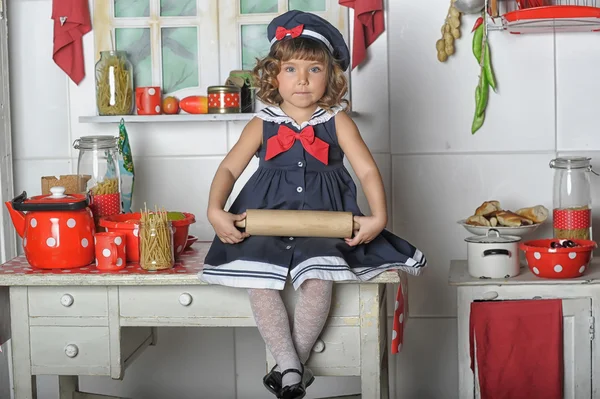 Ritratto di una bambina in cucina — Foto Stock