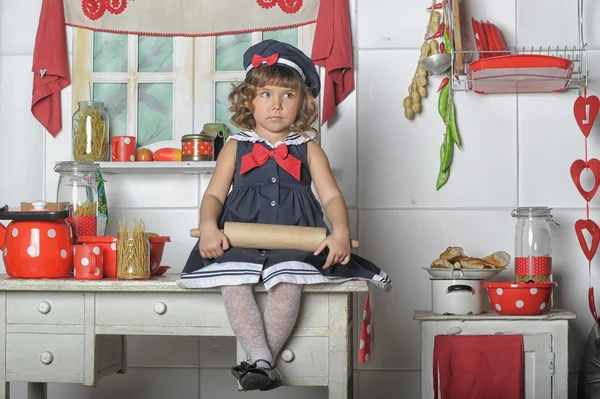 Portrait of a little girl in the kitchen — Stock Photo, Image