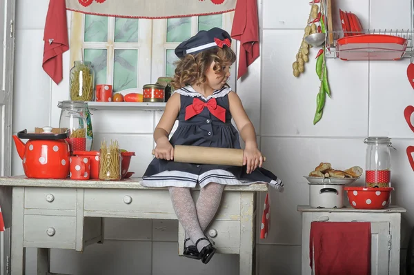 台所の少女の肖像画 — ストック写真