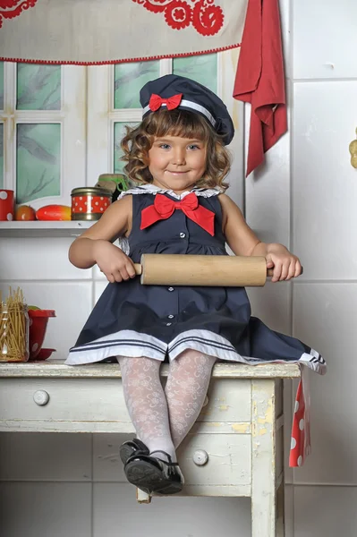 Ritratto di una bambina in cucina — Foto Stock